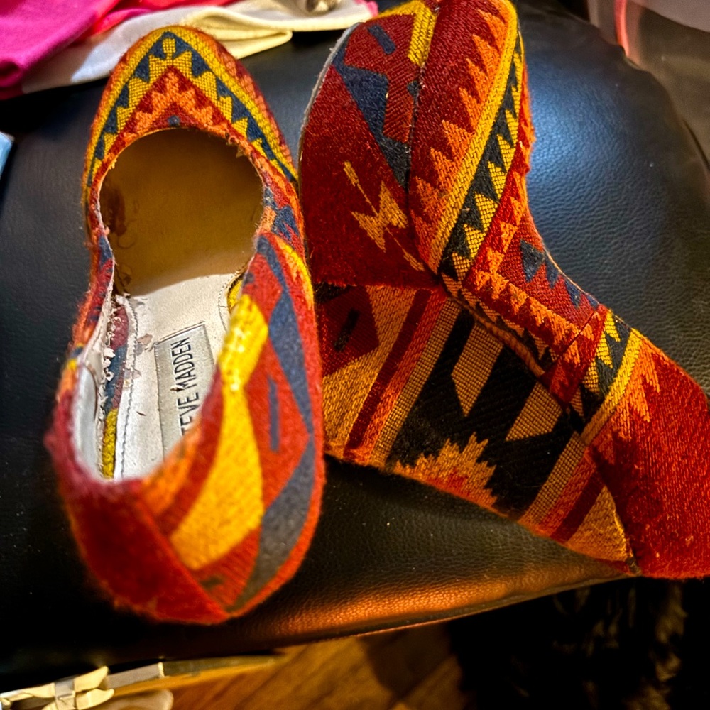 Aztec print wedges sz 6